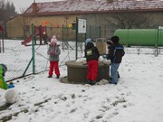 Hrajeme si se sněhem a pomáháme